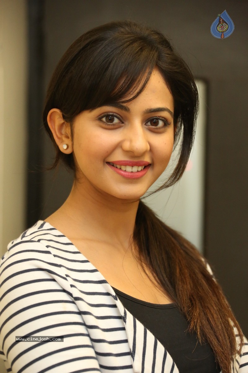 Rakul Preet Singh Latest Stills - 46 / 98 photos