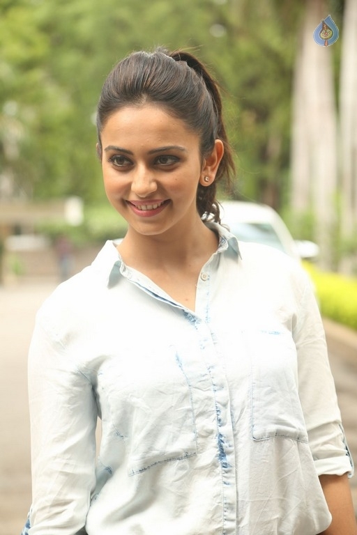 Rakul Preet Singh New Photos - 17 / 35 photos