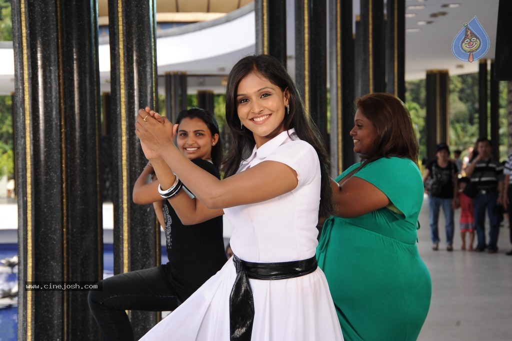 Ramya Nambeesan New Stills - 61 / 76 photos