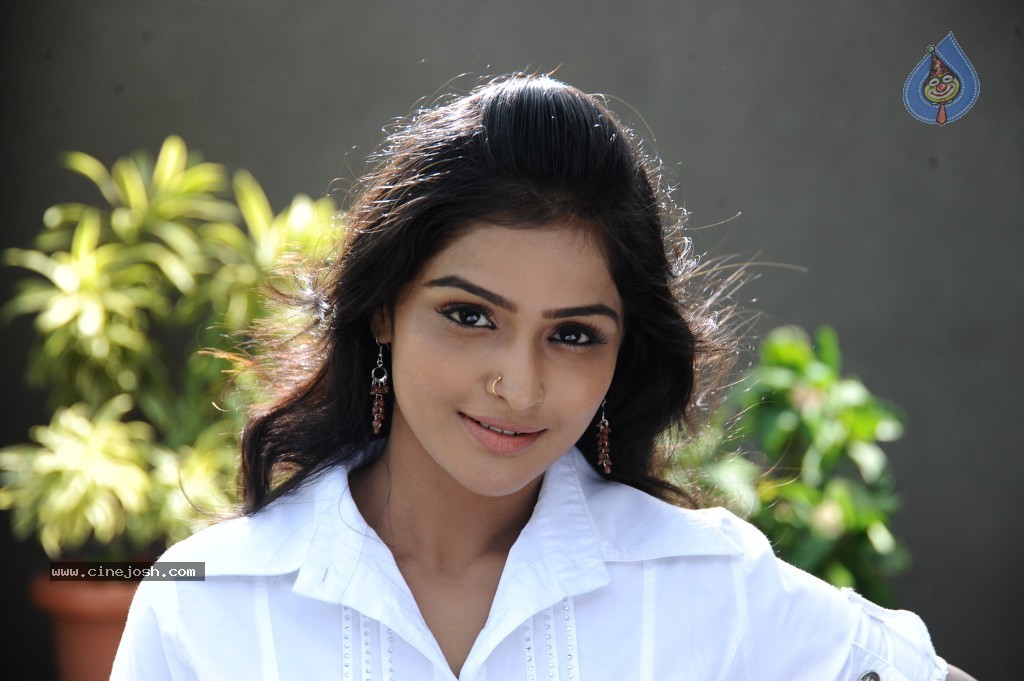 Ramya Nambeesan New Stills - 65 / 76 photos
