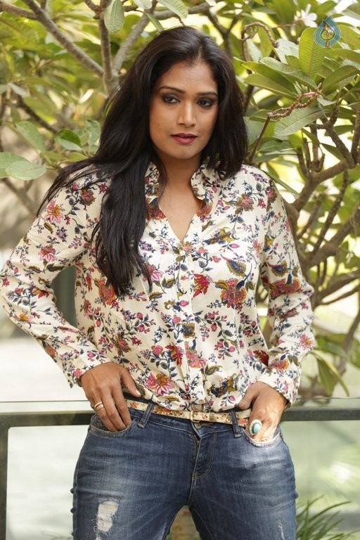 Ramya New Pics - 14 / 40 photos