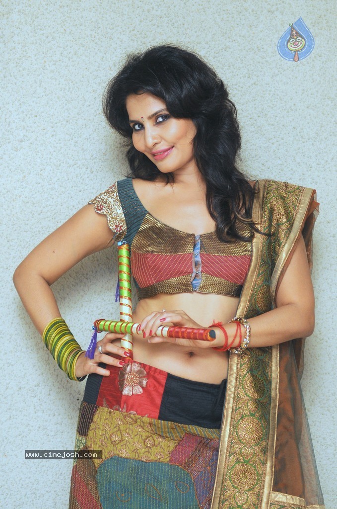 Rashaana Shah Navratri Theme Photoshoot - 4 / 15 photos