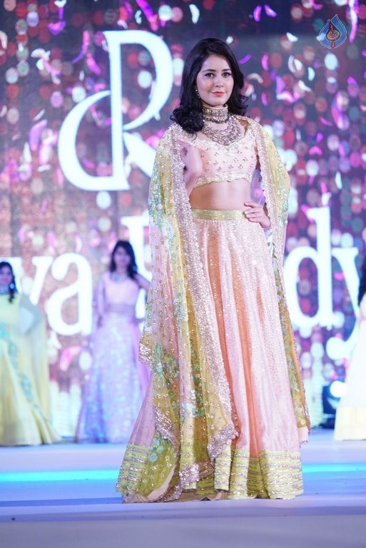 Rashi Khanna New Pics - 12 / 41 photos