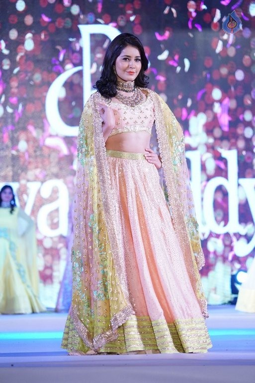 Rashi Khanna New Pics - 18 / 41 photos