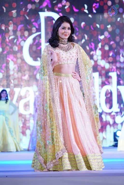 Rashi Khanna New Pics - 20 / 41 photos