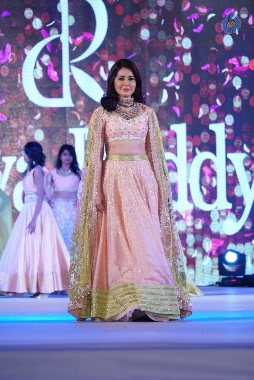 Rashi Khanna New Pics - 22 / 41 photos