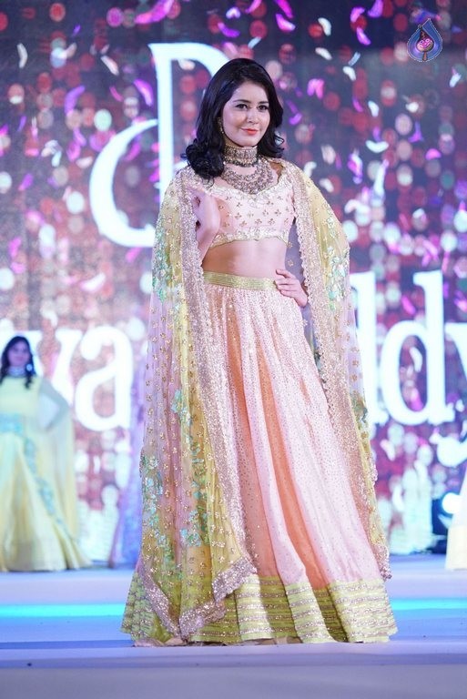 Rashi Khanna New Pics - 23 / 41 photos