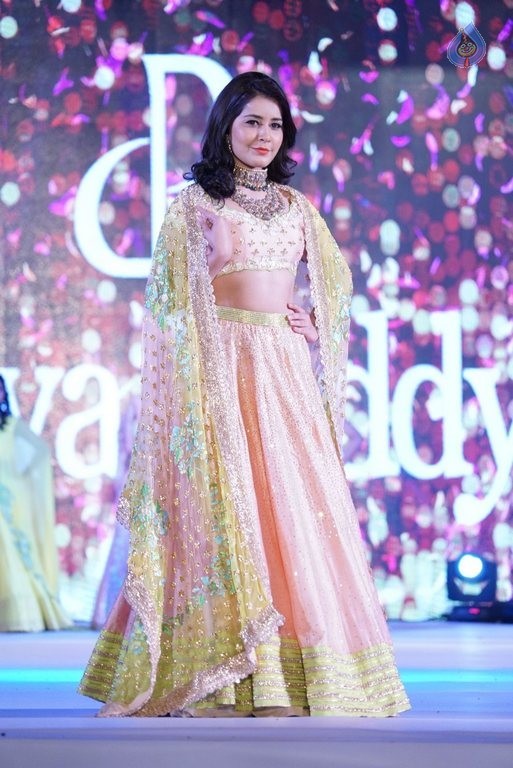 Rashi Khanna New Pics - 26 / 41 photos