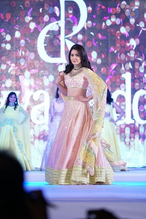 Rashi Khanna New Pics - 27 / 41 photos