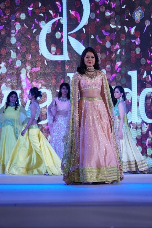 Rashi Khanna New Pics - 28 / 41 photos