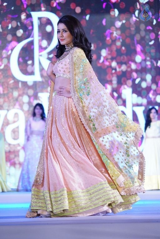 Rashi Khanna New Pics - 32 / 41 photos