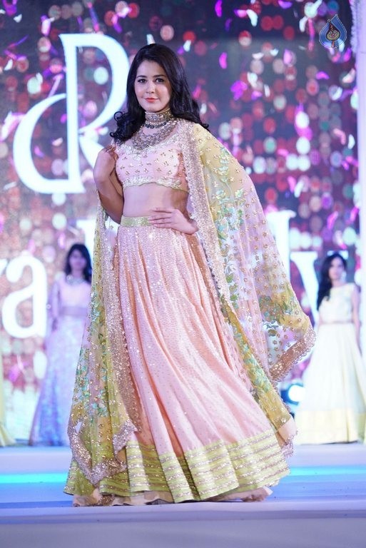 Rashi Khanna New Pics - 33 / 41 photos