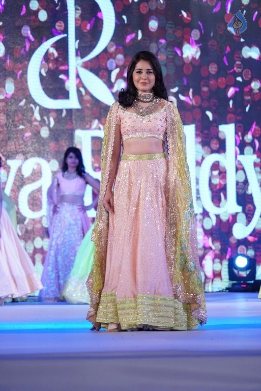 Rashi Khanna New Pics - 34 / 41 photos