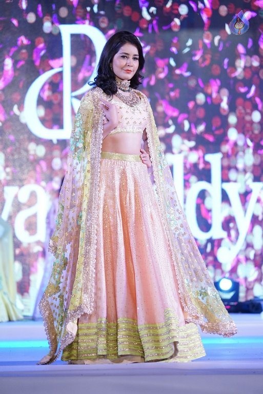 Rashi Khanna New Pics - 35 / 41 photos