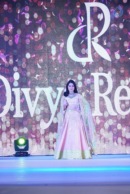 Rashi Khanna New Pics - 38 / 41 photos