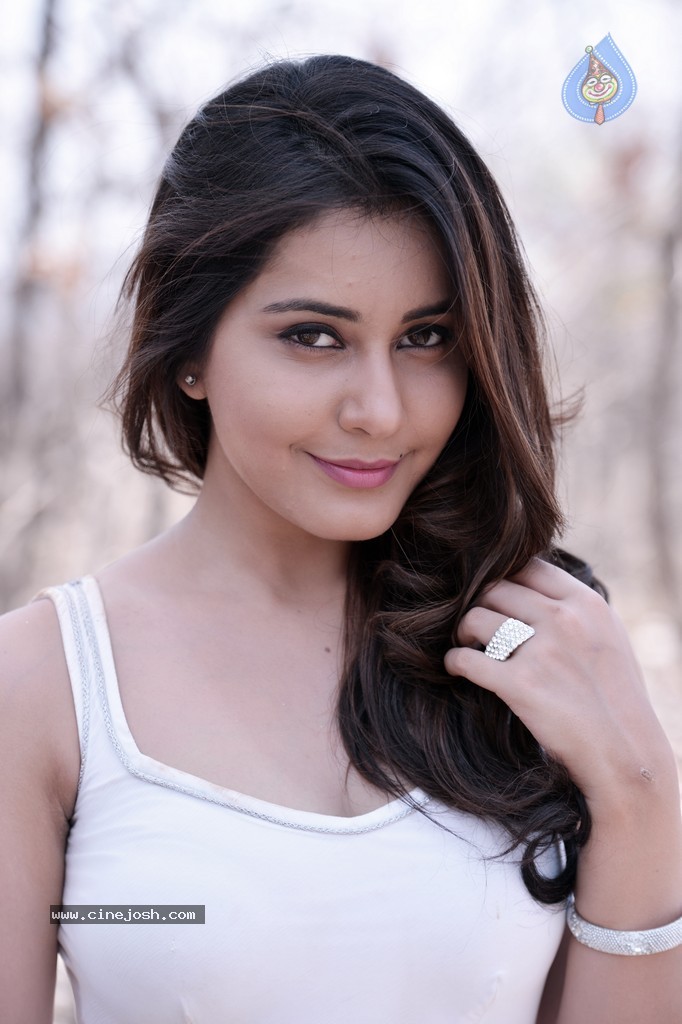 Rashi Khanna Stills - 21 / 23 photos
