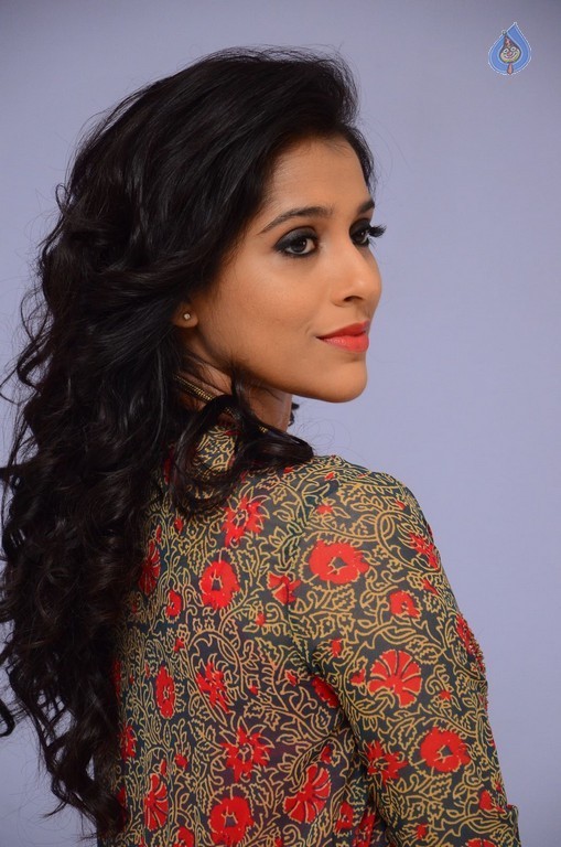 Rashmi Gautam New Stills - 14 / 39 photos