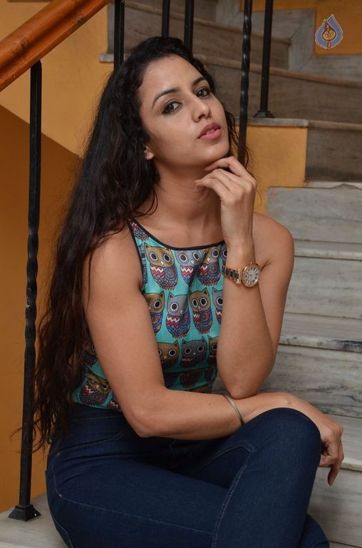 Ravneet Kaur Latest Photos - 27 / 42 photos