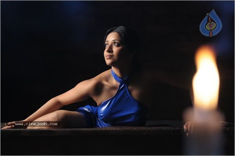 Reema Sen Spicy Stills In Yuganiki Okkadu  - 24 / 35 photos