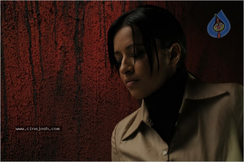 Reema Sen Spicy Stills In Yuganiki Okkadu  - 25 / 35 photos