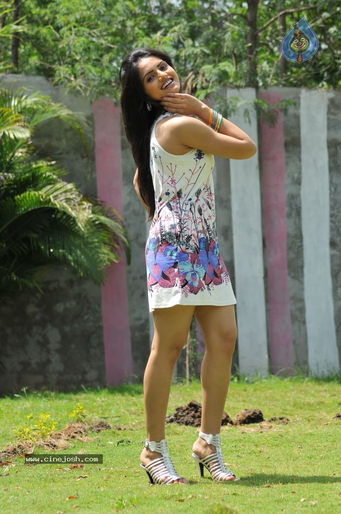 Reetu Kaur New Photos - 13 / 47 photos