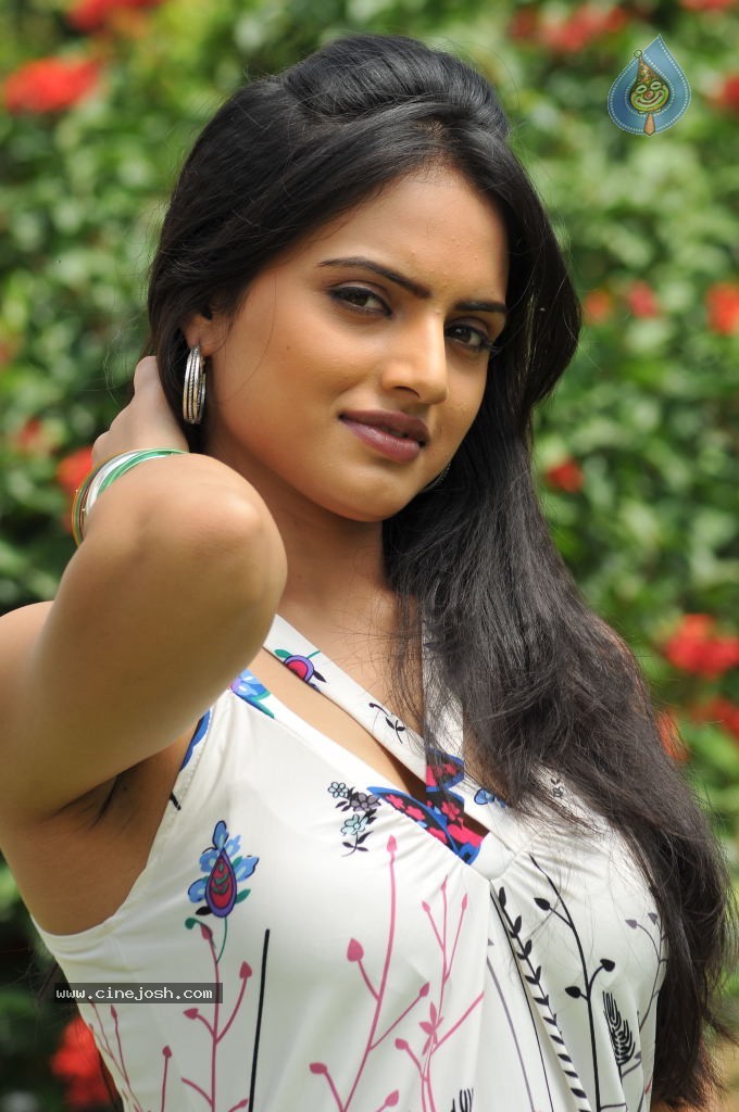 Reetu Kaur New Photos - 18 / 47 photos