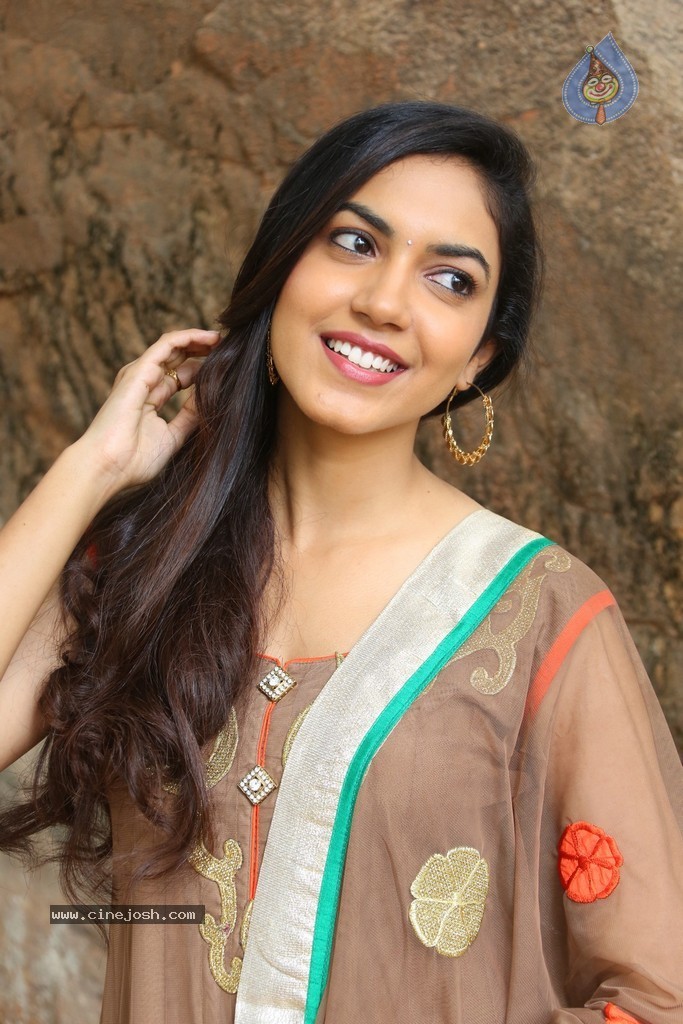 Reetu Varma Latest Stills - 19 / 58 photos