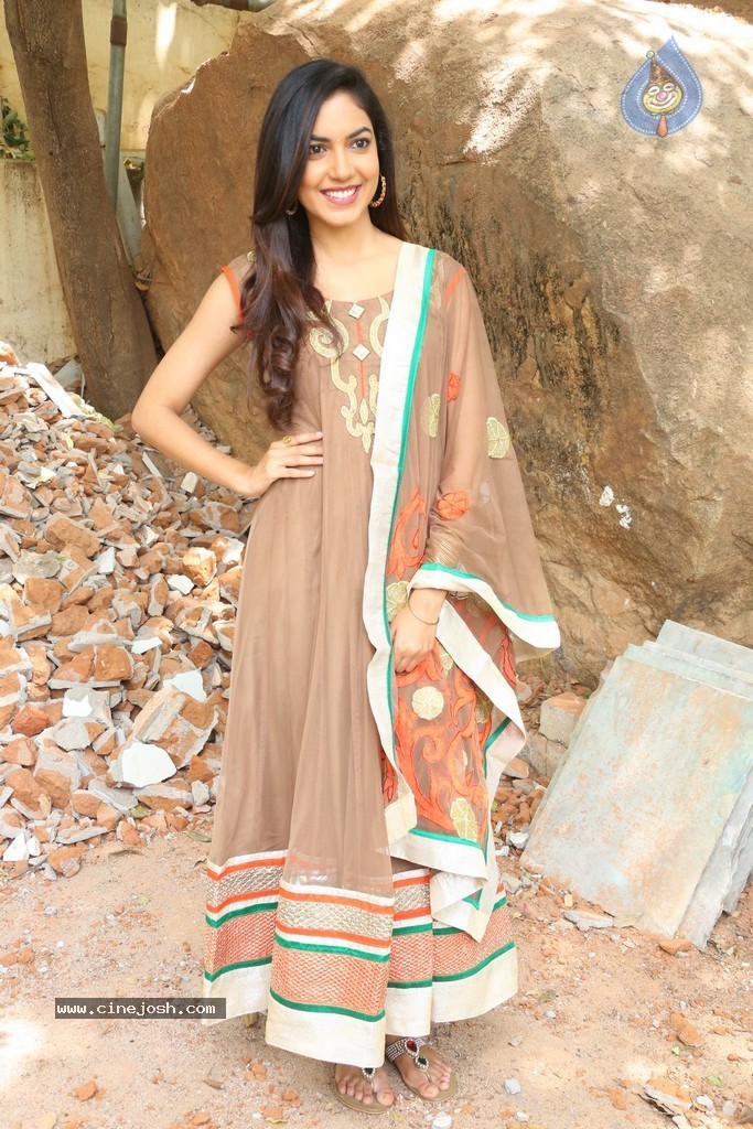 Reetu Varma Latest Stills - 36 / 58 photos