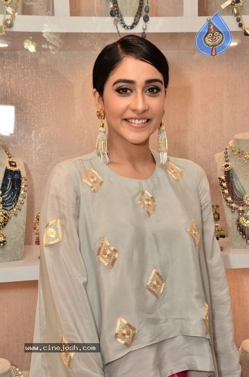 Regina Cassandra Gallery - 6 / 63 photos