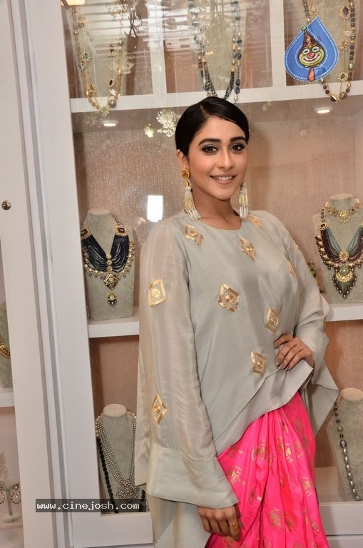 Regina Cassandra Gallery - 34 / 63 photos