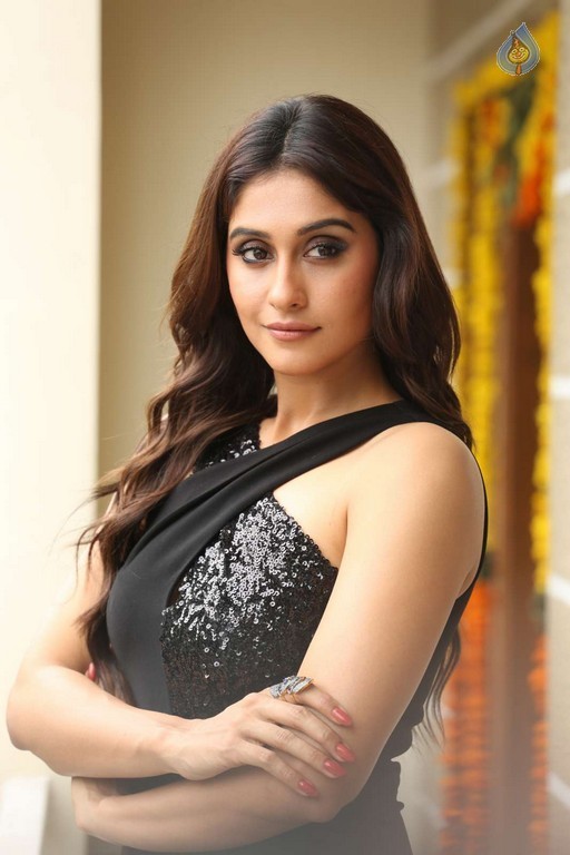 Regina Cassandra Images - 19 / 48 photos