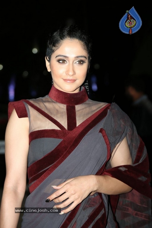 Regina Cassandra Images - 2 / 16 photos