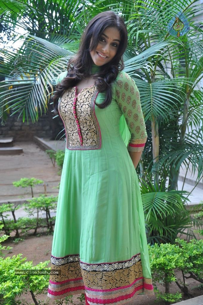 Regina Cassandra Latest Stills - 23 / 74 photos