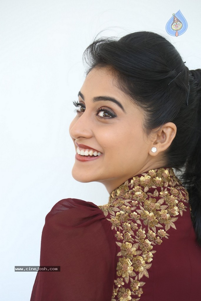 Regina Cassandra New Gallery - 37 / 152 photos