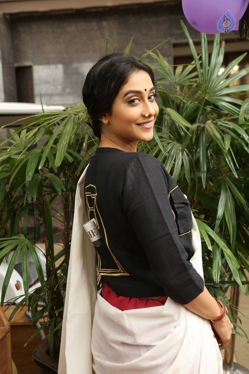 Regina Cassandra New Pics - 29 / 30 photos