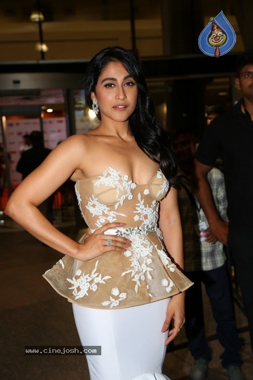 Regina Cassandra Photos - 12 / 38 photos