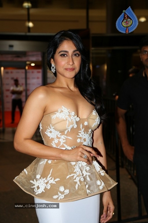 Regina Cassandra Photos - 20 / 38 photos