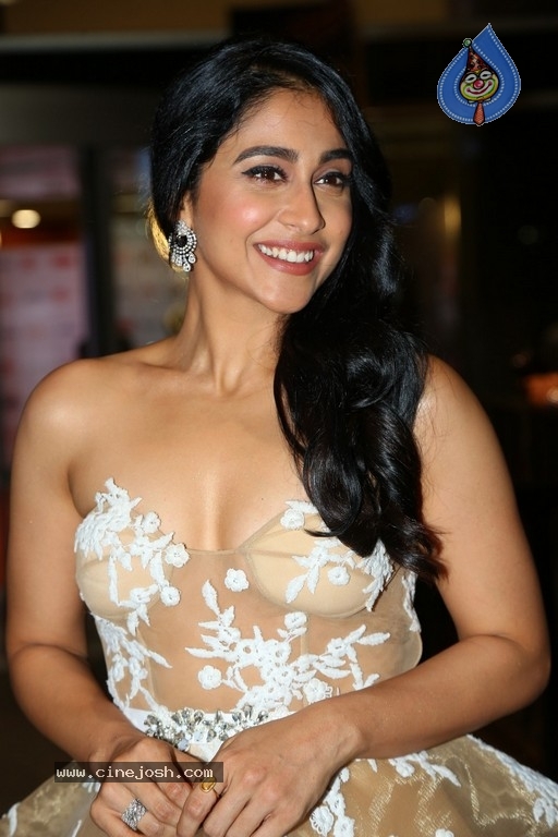 Regina Cassandra Photos - 35 / 38 photos