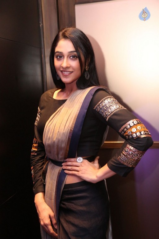 Regina Cassandra Pics - 15 / 36 photos