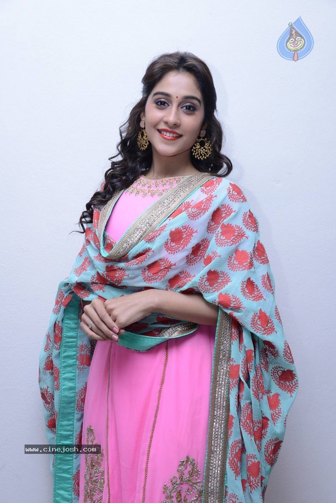 Regina New Pics - 35 / 42 photos