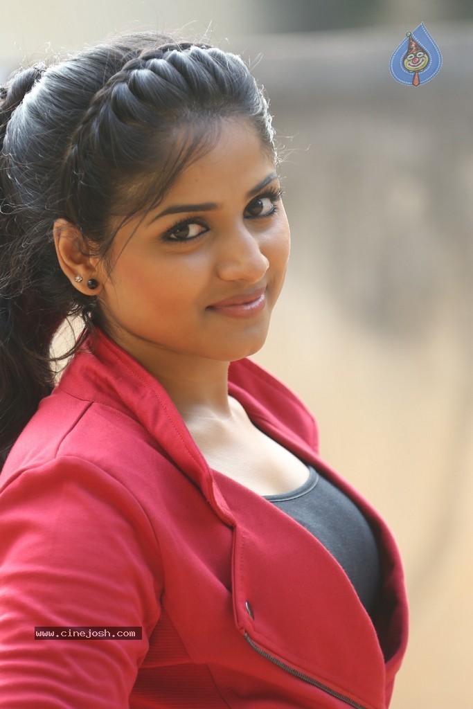 Rehana New Stills - 112 / 200 photos