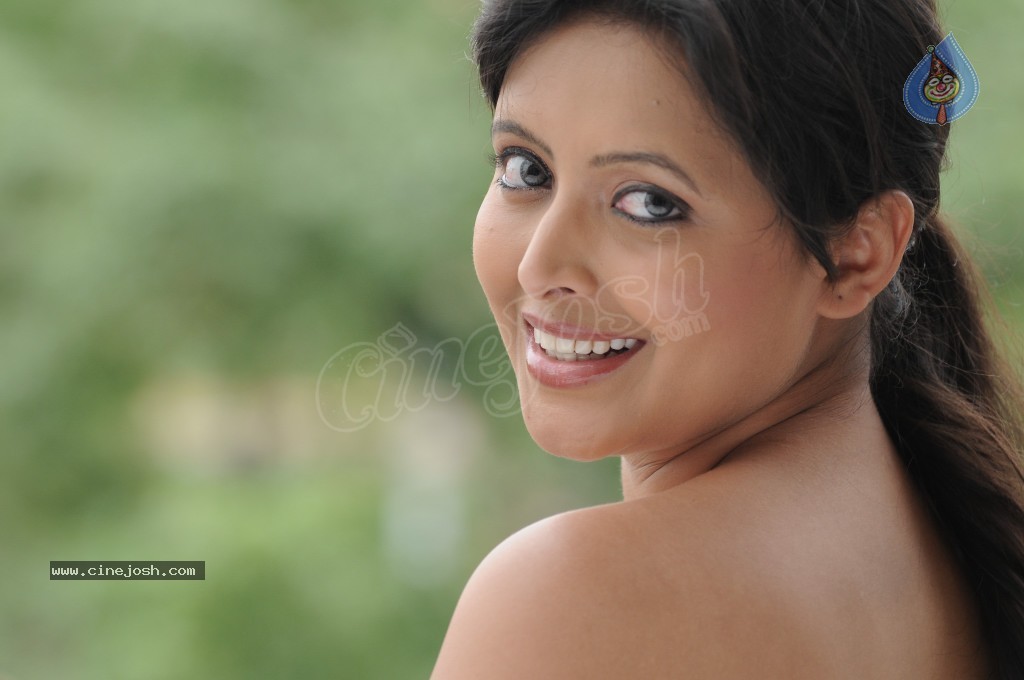 Rekha Hot Stills - 34 / 60 photos