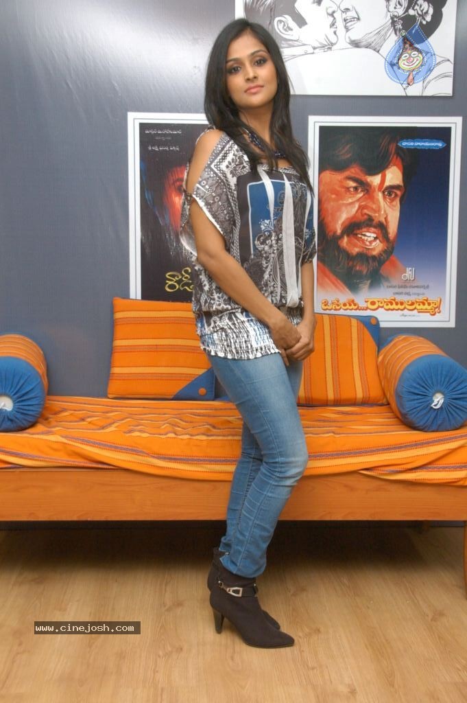 Remya Nambeesan New Stills - 8 / 30 photos