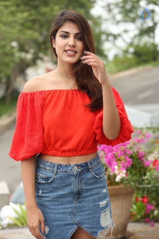 Rhea Chakraborty New Stills - 7 / 55 photos