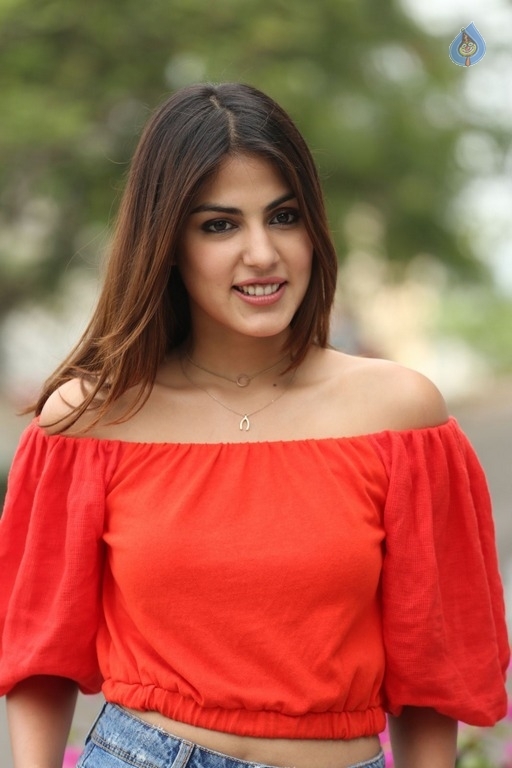 Rhea Chakraborty New Stills - 10 / 55 photos