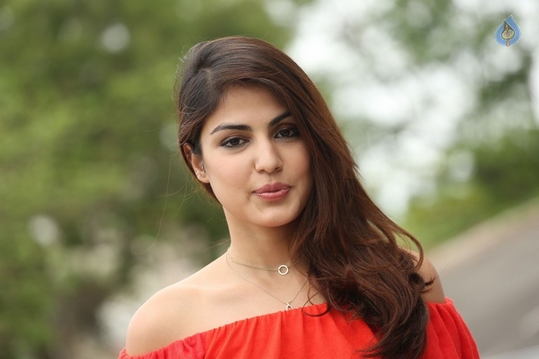 Rhea Chakraborty New Stills - 11 / 55 photos