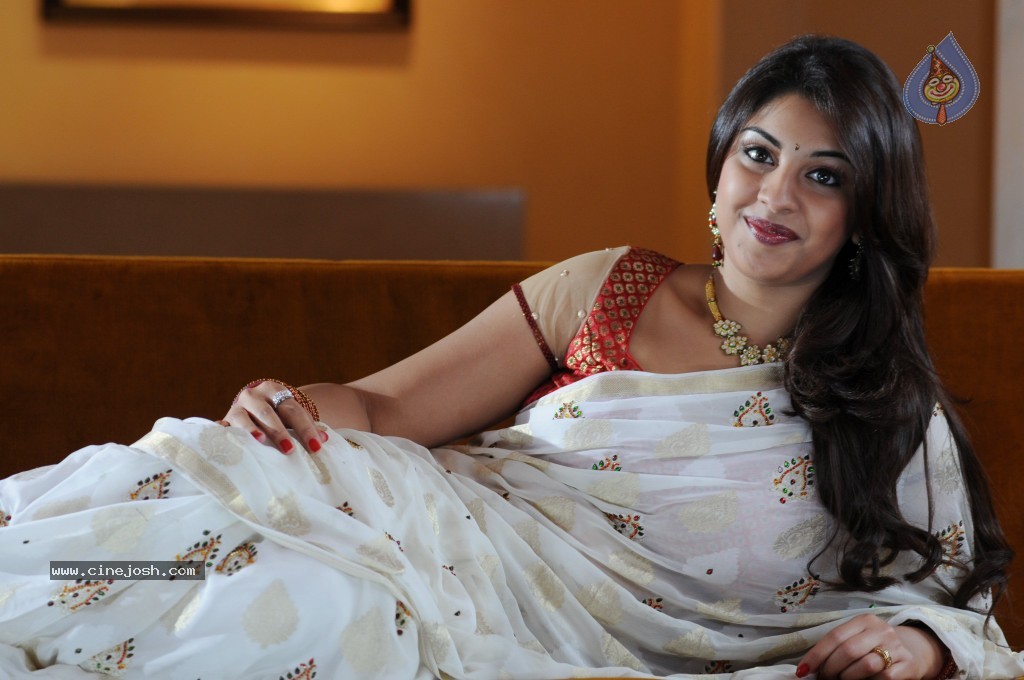 Richa Gangopadhyay Hot Gallery - 23 / 35 photos