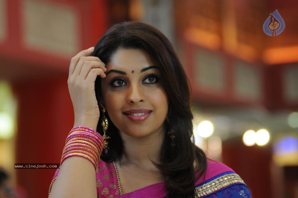 Richa Gangopadhyay Latest Photos - 36 / 47 photos