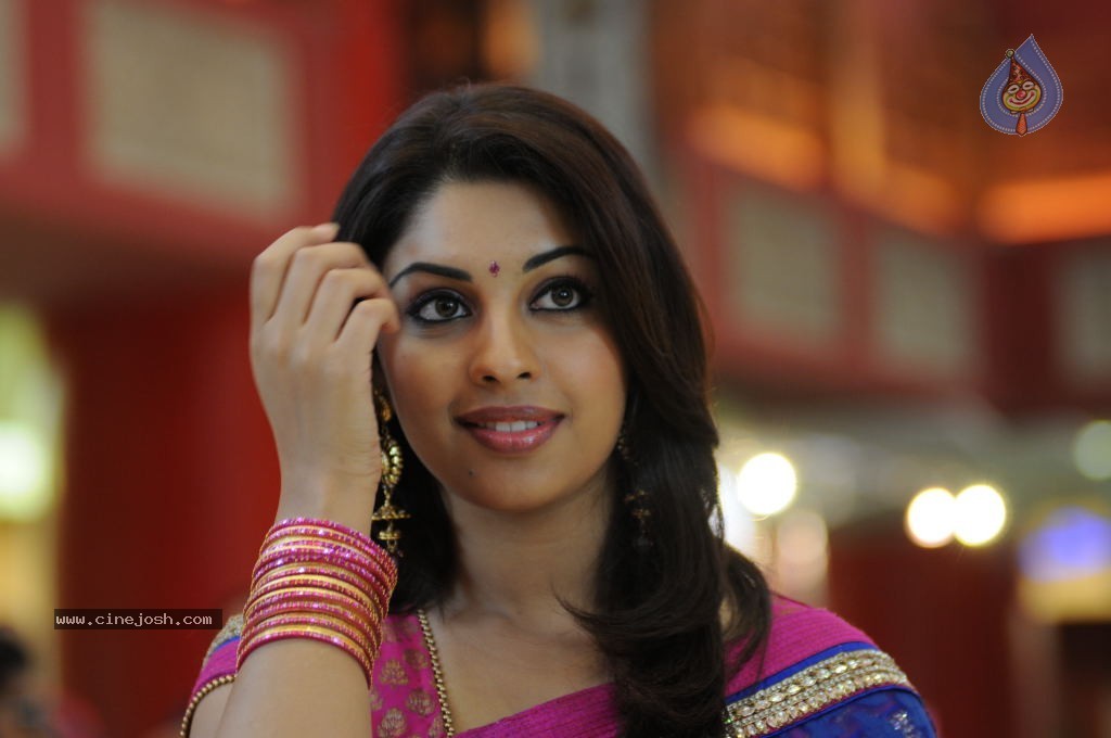 Richa Gangopadhyay Latest Photos - 38 / 47 photos