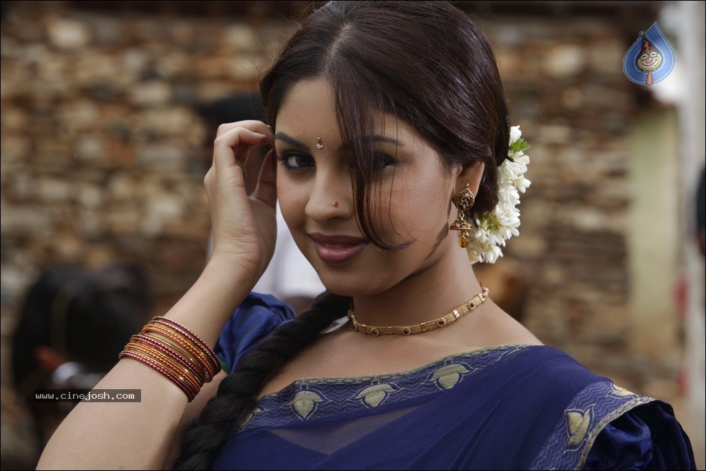 Richa Gangopadhyay New Pics - 28 / 42 photos